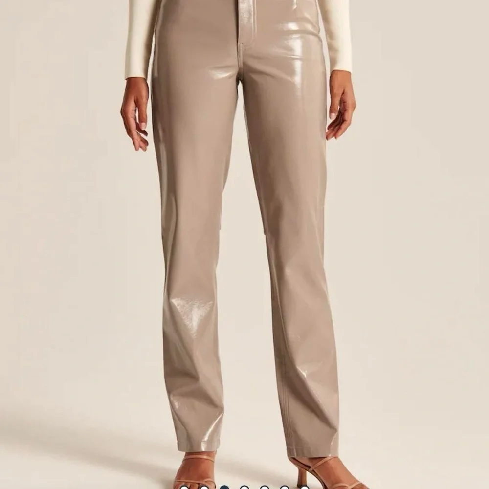 NWT - Abercrombie & Fitch - Curve Love Patent Leather 90s Straight Pant - Size 2
